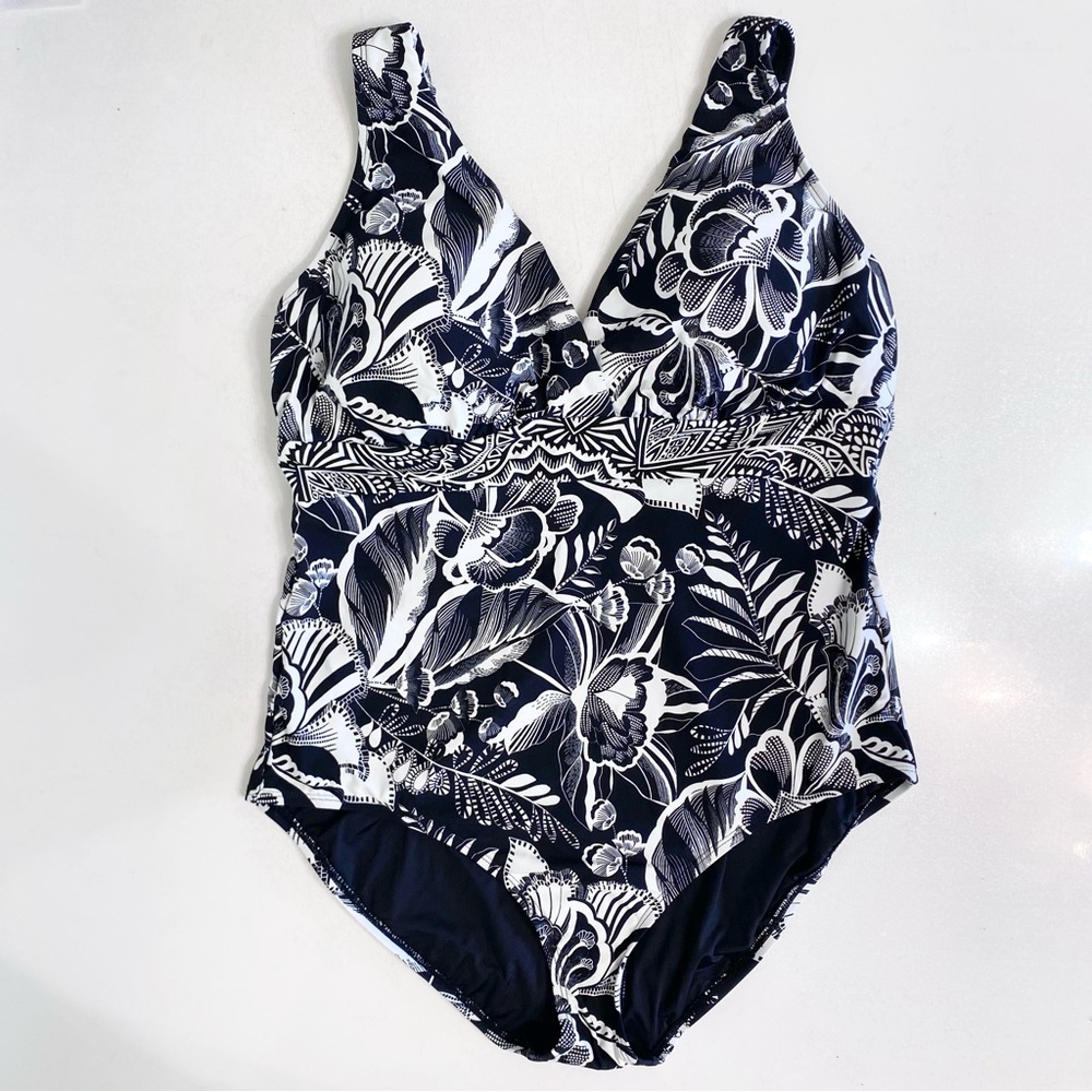 ❌SOLD❌NEW La Blanca One Piece Swimsuit in black/white -Size 16W